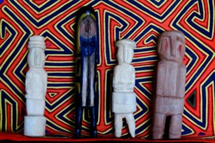 Nuchus (en plural nuchukuna), mediadores entre el mundo de lo visible y lo invisible.