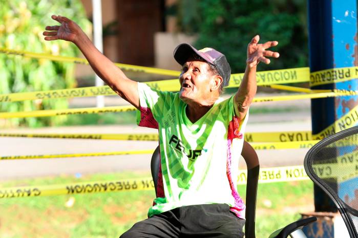 Gerardo Pérez Carrión, de 77 años, relata cómo tuvo que apoyarse de las paredes para lograr salir de su vivienda durante el fuerte temblor.