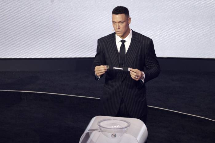 Aaron Judge sosteniendo el boleto de Panamá durante el Sorteo Final de la Copa Mundial de la FIFA 2026.