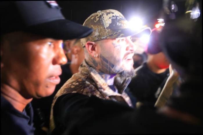 Farruko llegando a la 5 de mayo.
