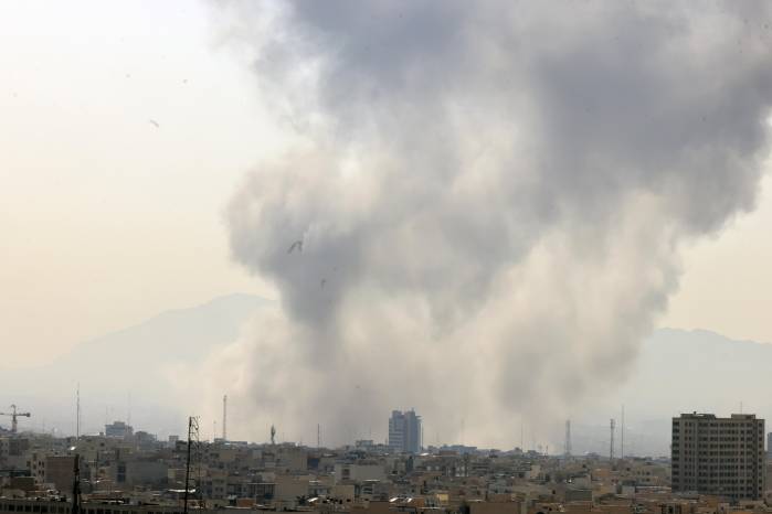 Una columna de humo se eleva en el centro de Teherán tras el ataque de Israel, 28 de febrero de 2026. Israel lanzó un ataque a Irán el 28 de febrero de 2026.