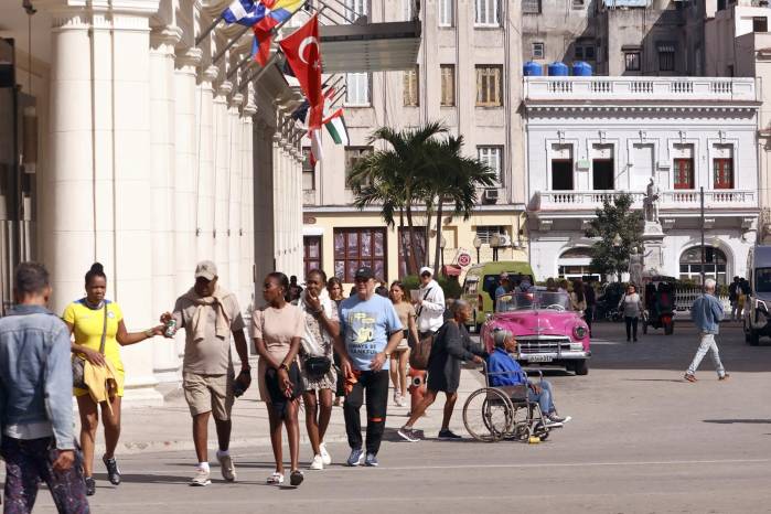Fotografía del 29 de enero de 2026 que muestra a personas caminando por una calle en La Habana, Cuba.