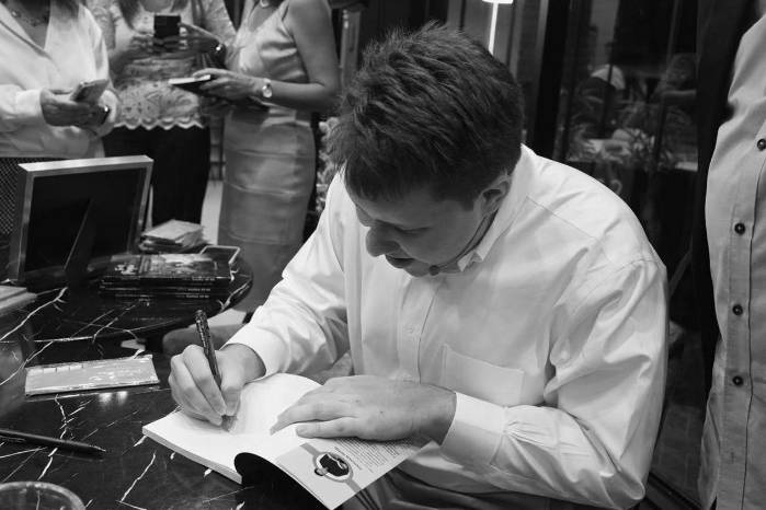 Todas esas dudas y esos porqués de su experiencia personal, Smith las fue soltando en un diario que empezó a escribir en el año 2024