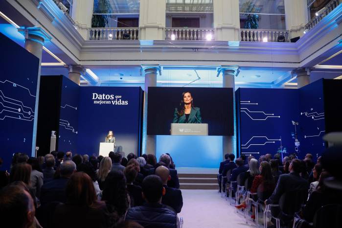 “Hoy en día el macrodato es una oportunidad para la mejora de muchas personas. El dato por si solo no significa demasiado, es su almacenaje, su procesamiento para su análisis con rigor lo que hace que adquiera valor”, ha dicho doña Letizia