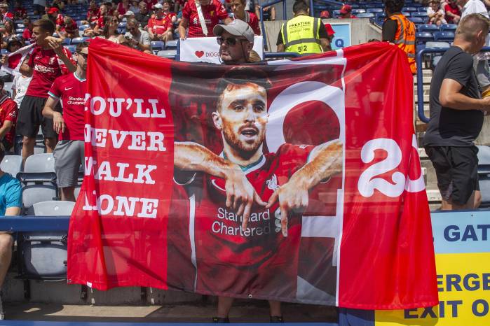 Fanáticos del Liverpool portan carteles en memoria de Diogo Jota en el primer partido del Liverpool.