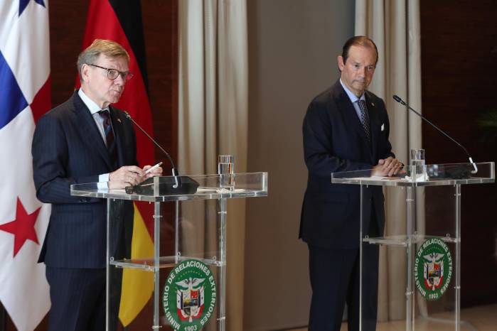 El ministro de Relaciones Exteriores de Alemania Johann Wadepuhl en compañía de su homólogo, el canciller Javier Martínez-Acha.