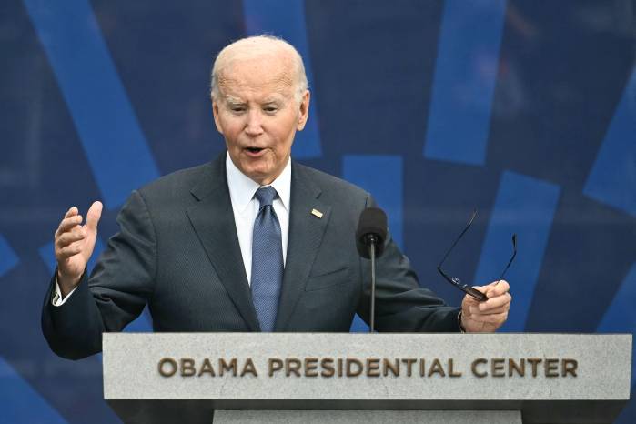 A pesar de encontrarse bajo tratamiento médico, el expresidente ha mantenido una agenda pública activa, que incluyó recientemente su participación en la inauguración del Centro Presidencial Obama, en Chicago.