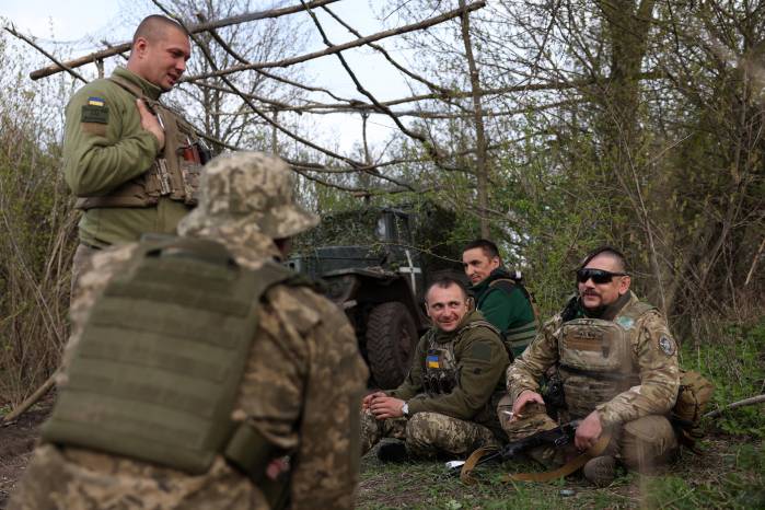 Artilleros de la 80.ª Brigada de Asalto Aerotransportado Independiente de Ucrania descansan en la línea del frente cerca de Bajmut, en la región de Donetsk, el 18 de abril de 2023, durante la invasión rusa de Ucrania.