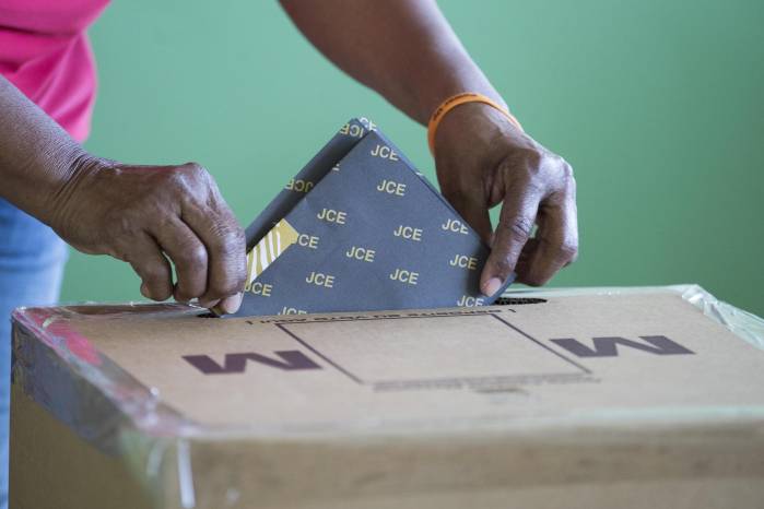 Fotografía de archivo que muestra a una mujer que vota durante unas elecciones Santo Domingo (República Dominicana).