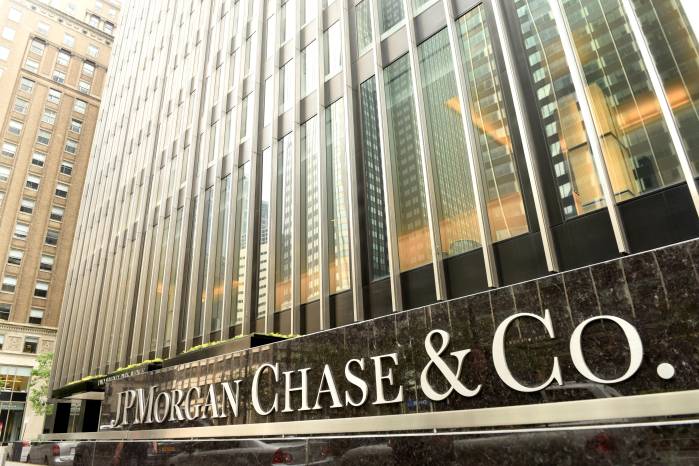 JP Morgan Chase, el mayor banco de Estados Unidos, enfrenta crecientes tensiones con sectores conservadores por criterios regulatorios, sostenibilidad e inclusión financiera.