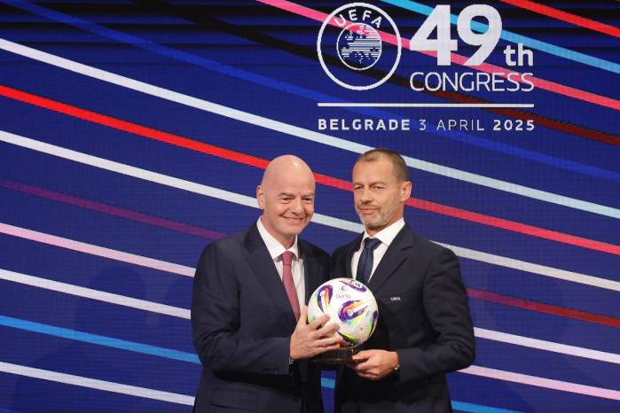 Los presidentes de la FIFA Gianni Infantino (iz) y de la UEFA Aleksander Ceferin (R) posan durante el Congreso de la UEFA 2025 en Belgrado.