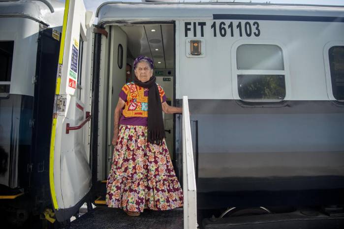 La señora Isabel Santiago Gómez, originaria de la región del Istmo, es la primera pasajera en abordar para el recorrido inaugural del tren de pasajeros del Corredor Interoceánico del Istmo de Tehuantepec hoy, en el municipio de Salina Cruz (México).