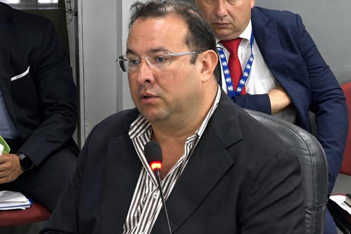 Nilo Murillo Robles, director general del IMA ante la Comisión de Presupuesto de la Asamblea Nacional.