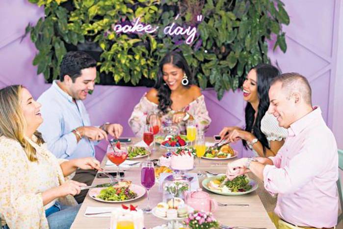 El menú incluye platos dulces y saldados, ensaladas y emparedados.