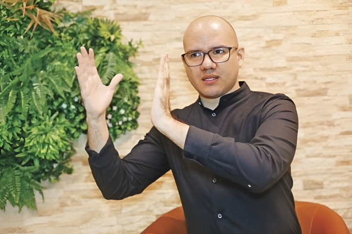 Icaza abogó por una reforma de la ley de 1993 para modernizar el servicio de transporte y adaptarlo a los nuevos tiempos.