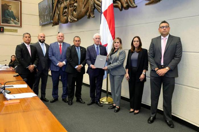 El Tribunal Electoral presentó ante la Asamblea Nacional la propuesta de reforma al Código Electoral que modifica las reglas para la adjudicación de curules por resto mayor en los circuitos plurinominales.