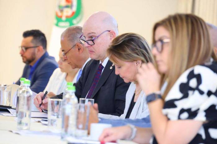 El viceministro de asuntos multilaterales y cooperación, Carlos Guevara Mann (centro), recibió a los representantes de la ONU para discutir el futuro de la cooperación.