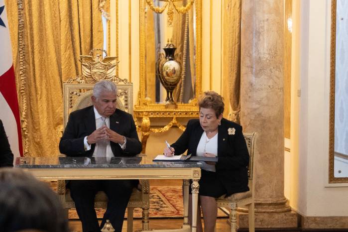 Gisela Agurto Ayala firma su acta que lo declara nuevo magistrado de la Corte.