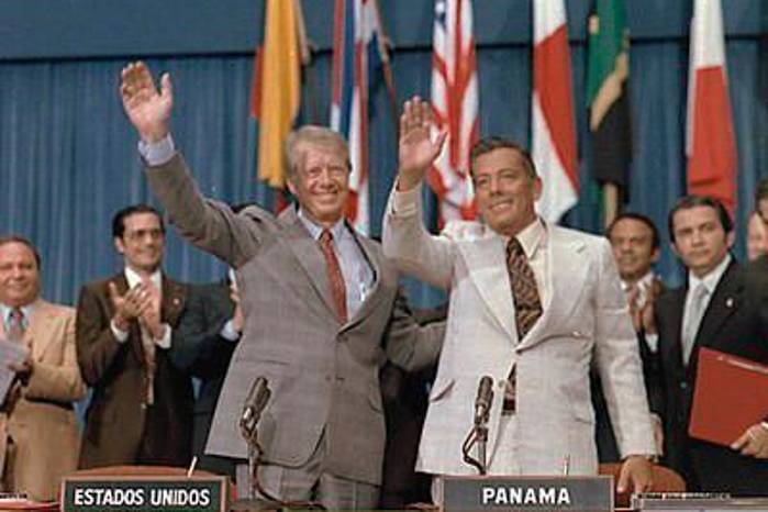 Torrijos junto a Jimmy Carter tras firma de los Tratados Torrijos-Carter.