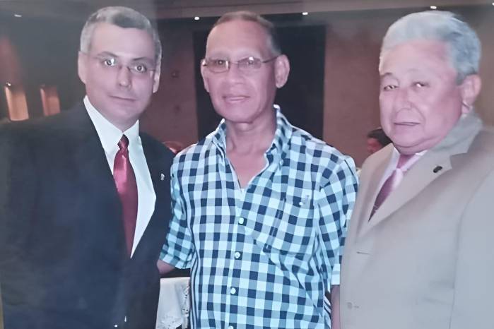 Mendoza (c) junto a los expresidentes de las comisiones de boxeo de Panamá, Alberto Guerra (Izq.), y de Colón, Aurelio Fiengo.