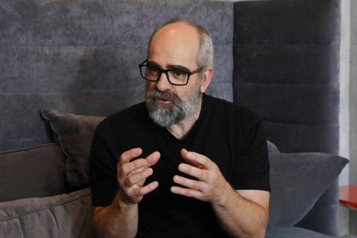 El actor español participó de la filmación de ‘Sucedió en enero’, que se prevé vea la luz en enero de 2027.