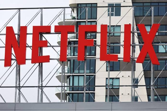 El logotipo de Netflix se exhibe sobre sus oficinas corporativas el 24 de enero de 2024 en Los Ángeles, California.
