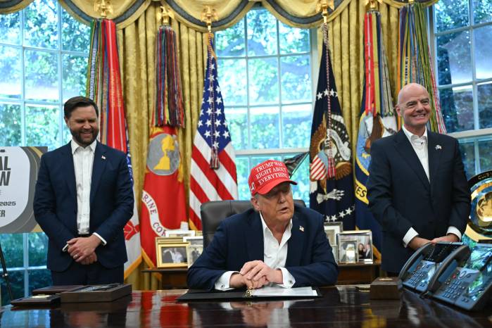 El presidente de los Estados Unidos, Donald Trump (centro), junto con el vicepresidente, JD Vance (izq.) y el presidente de la FIFA, Gianni Infantino.
