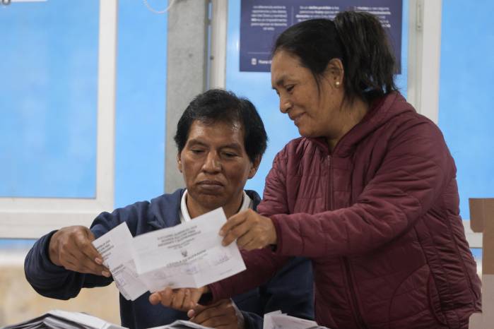La autoridad electoral peruana deberá revisar cientos de miles de votos observados antes de proclamar oficialmente al próximo presidente.
