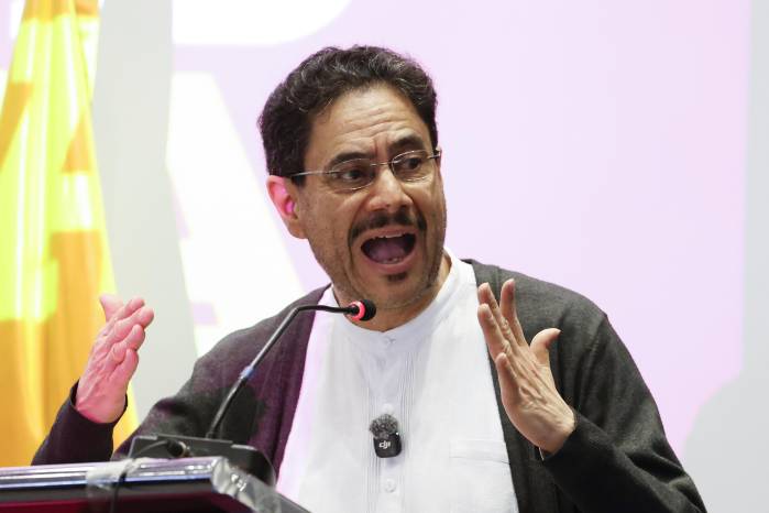 Iván Cepeda, candidato por el Pacto Histórico, propone reanudar los diálogos de paz con los grupos armados y seguir con las reformas sociales del actual gobierno.