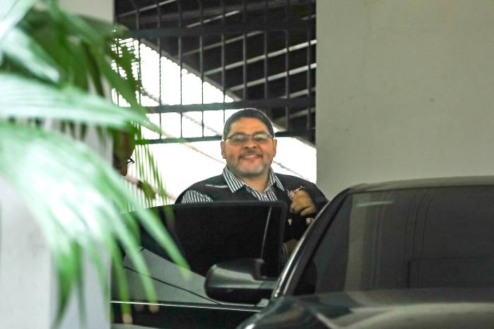 Saúl Méndez recibe asilo político en Bolivia y abandona Panamá