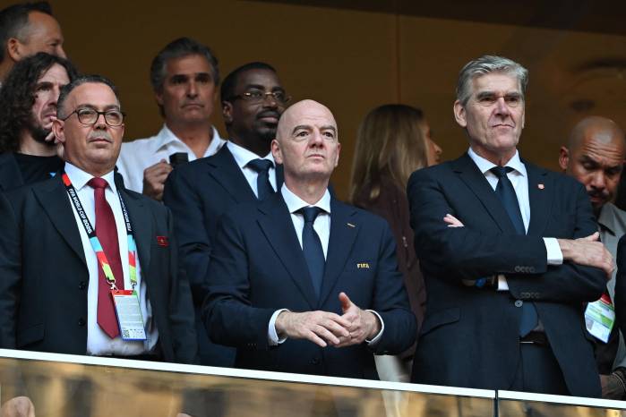 El presidente de la Federación Real Marroquí de Fútbol, Fouzi Lekjaa (izq.) junto al mandatario de la FIFA, Gianni Infantino.