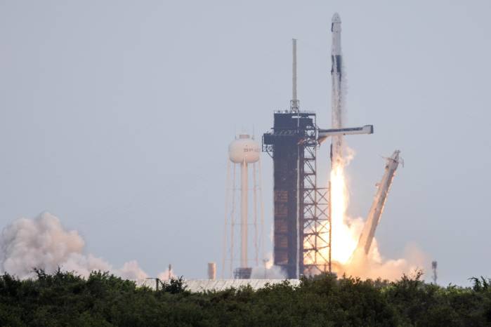 Lanzamiento de un cohete espacial por parte de la NASA.