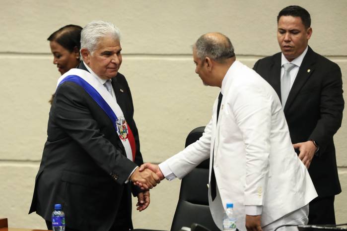 Presidente José Raúl Mulino saluda al presidente de la Asamblea, Jorge Herrera.