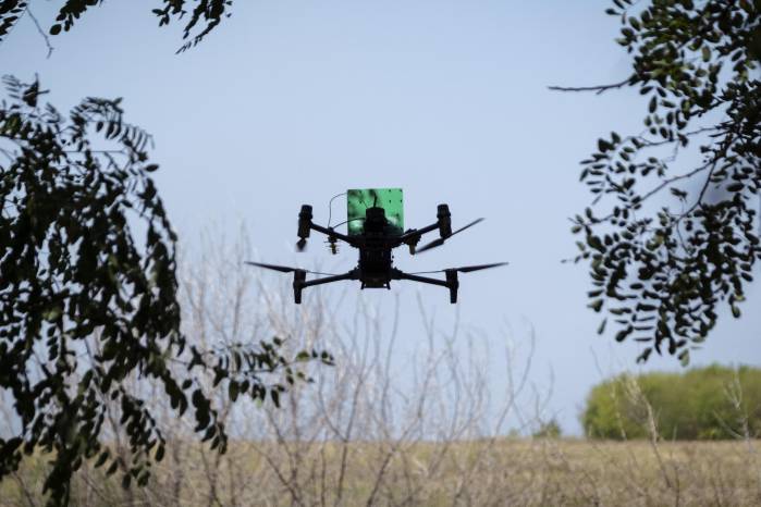 Un dron FPV ucraniano vuela antes de una misión de ataque en una línea del frente cerca de la ciudad de Chasiv Yar, región de Donetsk, Ucrania.
