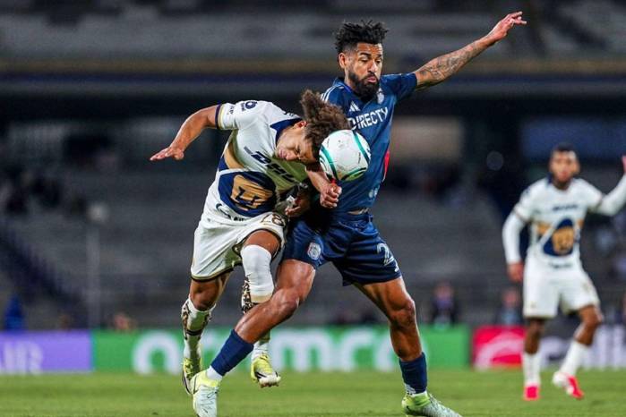 Los futbolistas panameños Adalberto Carrasquilla (izq.) y Aníbal Godoy durante el partido entre Pumas y San Diego FC.