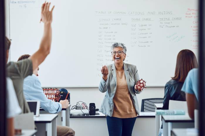 La mejora continua que provoca el proceso de coaching en el aula surge como mejora educativa cuando el docente reflexiona sobre su práctica y promueve la autonomía de sus estudiantes.