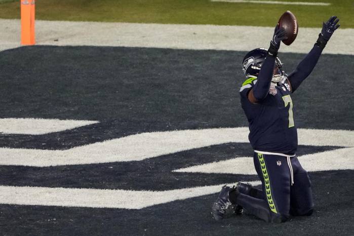 SANTA CLARA, CALIFORNIA - FEBRUARY 08: Uchenna Nwosu #7 of the Seattle Seahawks celebrates a touchdown against the New England Patriots during the fourth quarter in Super Bowl LX at Levi's Stadium on February 08, 2026 in Santa Clara, California. Thearon W. Henderson/Getty Images/AFP (Photo by Thearon W. Henderson / GETTY IMAGES NORTH AMERICA / Getty Images via AFP)