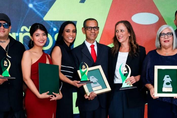 Este año, su destacada labor fue reconocida en El Premio Nacional de Fórum de Periodistas 2026, que le otorgó el Premio a la Excelencia en la categoría de Reportero Gráfico.
