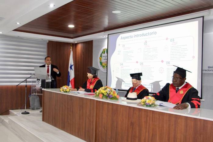 Luis Gabriel Solís Higuera durante la sustentación de su tesis doctoral en la Universidad de Panamá.