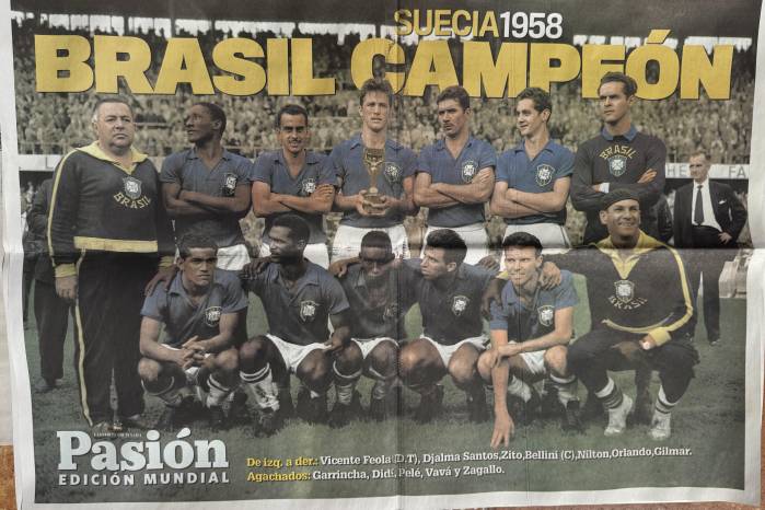 La Selección de Brasil en la final. De izq. a der.: Vicente Feola (D.T.), Djalma Santos, Zito, Bellini (C), Nilton, Orlando, Gilmar. Agachados: Garrincha, Didí, Pelé, Vavá y Zagallo.