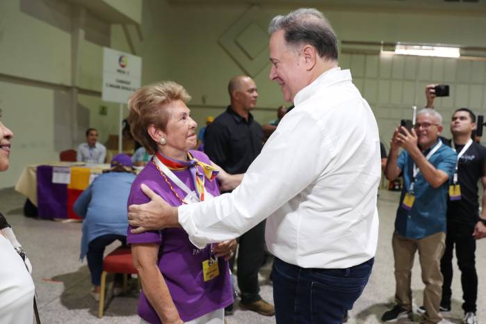 Los expresidentes Mireya Moscoso y Juan Carlos Varela.