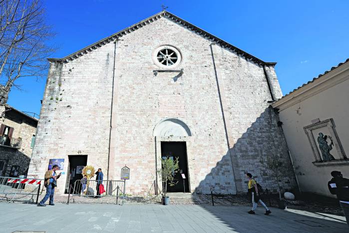 La iglesia de Santa María la Mayor, que alberga la tumba del beato Carlo Acutis, un adolescente que dedicó su vida a difundir su fe en línea, lo que le valió el apodo de “Influencer de Dios”.
