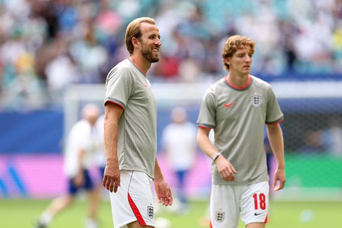 Harry Kane (#9) y Anthony Gordon (#18), de Inglaterra, realizan el calentamiento antes del partido por el tercer lugar de la Copa Mundial de la FIFA 2026.