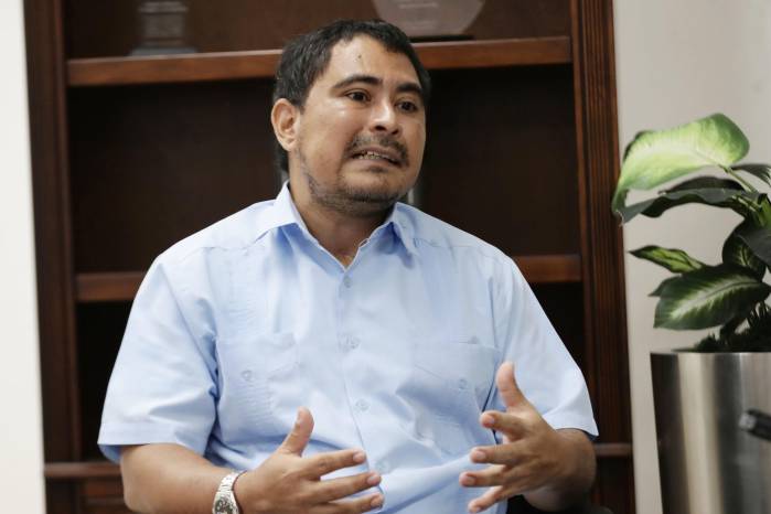 El escritor Dumas Myrie aborda diversos temas en su nuevo libro.