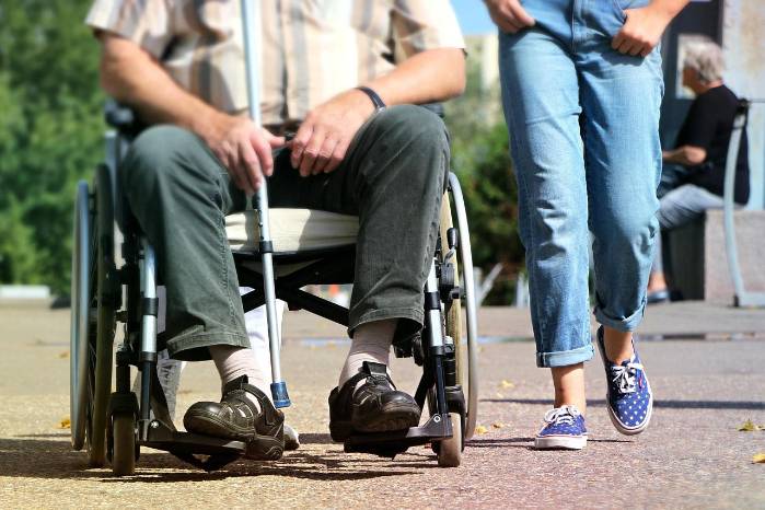 Las personas con discapacidad deben tener su debida certificación o carné concedido por la Secretaría Nacional de Discapacidad, para hacer uso de los descuentos