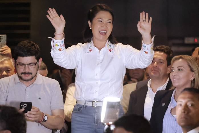 Keiko Fujimori es hija del expresidente fallecido Alberto Fujimori que gobernó a Perú por 10 años hasta su destitución por el Congreso peruano.