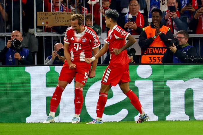 El delantero del Bayern Múnich, Harry Kane (izq.).