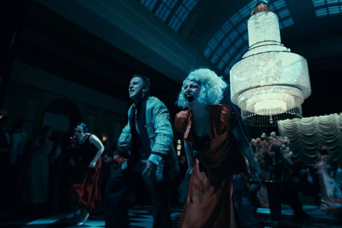 Sus colores oscuros, góticos y vibrantes dan diferentes ambientes tanto de tensión, como de pasión y terror.