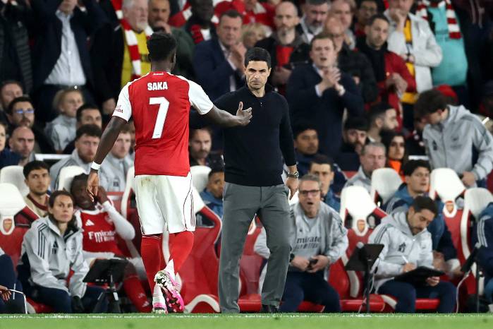 El jugador del Arsenal Bukayo Saka (I) saluda a su entrenador Mikel Arteta al ser sustituido durante el partido.
