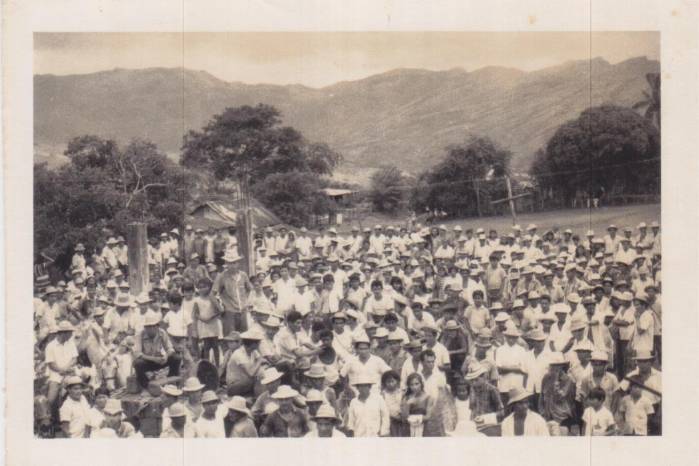 Cientos de campesinos se dan cita en Santa Fe el 9 de junio de 1972 para el primer año de la desaparición del Padre Gallego. Todos los años, durante más de medio siglo, han seguido honrando la memoria del sacerdote.